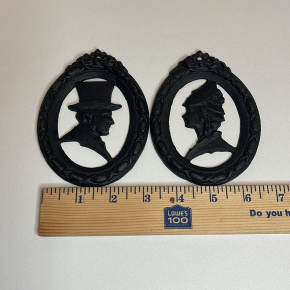 Vintage Pair of Cast Iron Victorian Style Silhouettes Hanging Home Decor - Picture 3 of 5